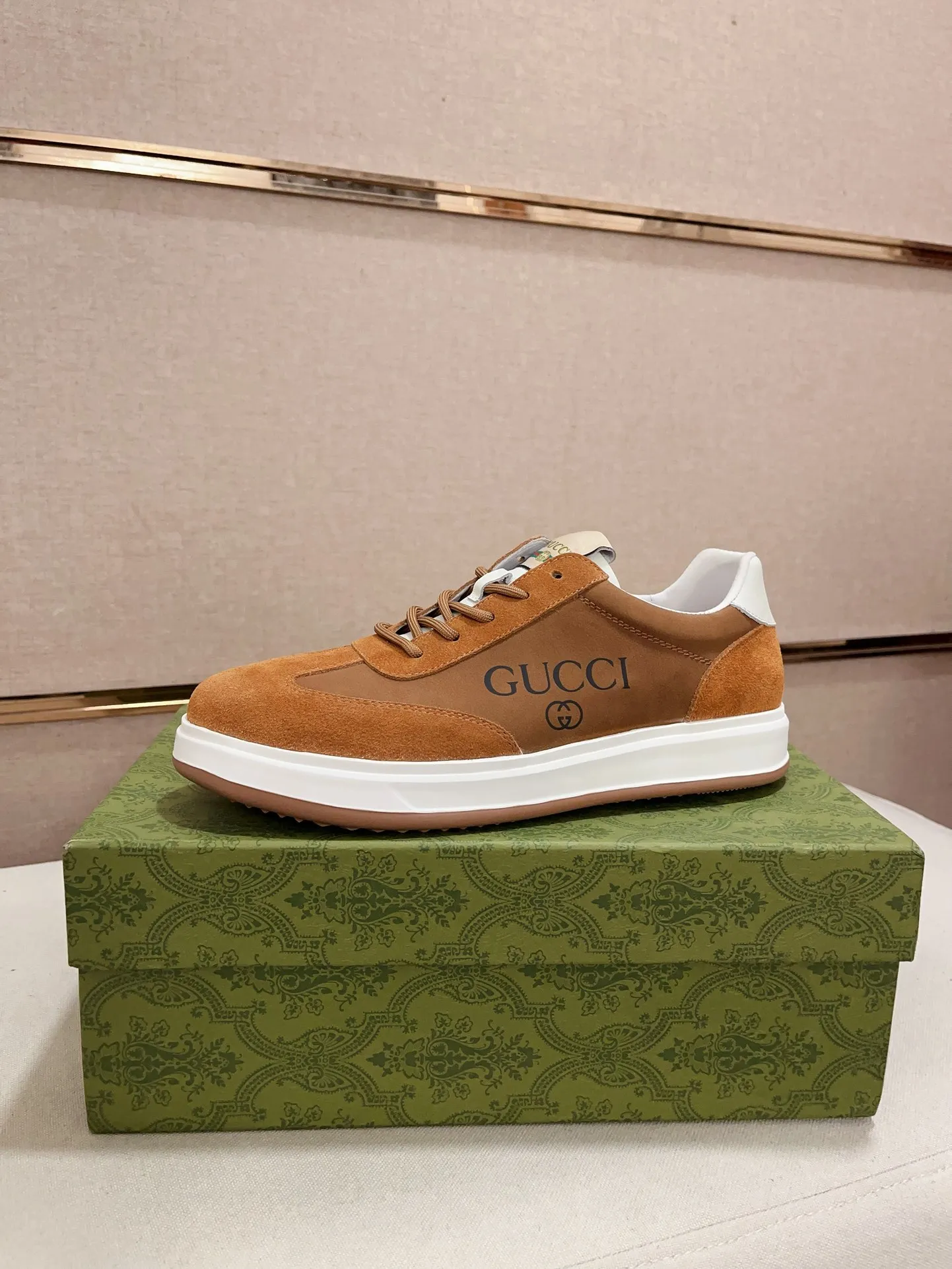 Men's shoes 💰 462 💰 High-quality new GUCCI counters are launched simultaneously. The new men's shoes, 😘fabrics are selected from imported cowhide, and the lining is sheepskin lining. 👍🏿 High-end ☄️ air-cushion molded anti-slip rubber outsole, exquisite lines, simple and elegant, comfortable and high-end for leisure travel. Code number: 38 to 44 (45 can be customized and cannot be returned or exchanged)